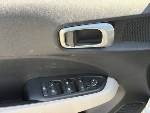 Used 2025 Hyundai Venue SEL FWD image 5