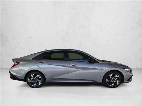 Used 2025 Hyundai Elantra Sport FWD image 4