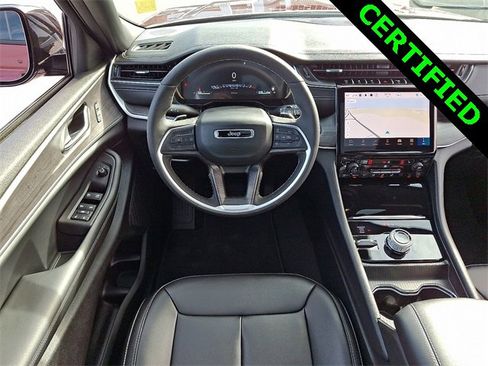 Used 2025 Jeep Grand Cherokee Limited w/ Black Appearance Package image 11