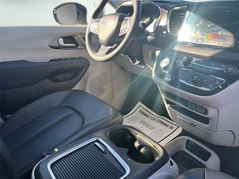 Used 2024 Chrysler Pacifica Touring-L image 19