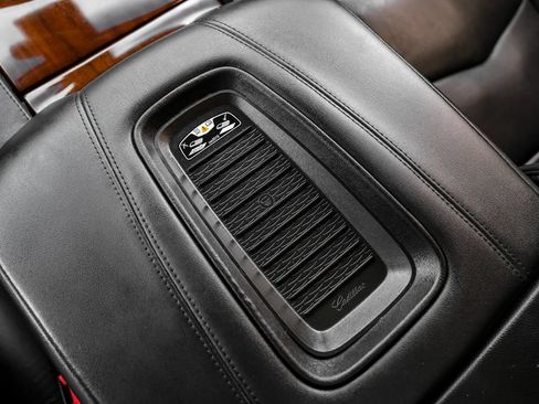 Used 2019 Cadillac Escalade ESV Premium Luxury RWD image 24