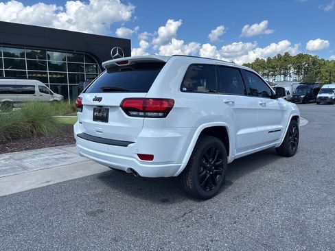 Used 2019 Jeep Grand Cherokee Altitude image 4