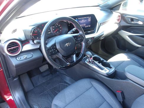 Used 2024 Chevrolet Trax RS w/ Sunroof Package FWD image 9