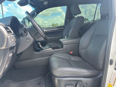 Used 2023 Lexus GX 460 Premium w/ Accessory Package AWD/4WD image 15