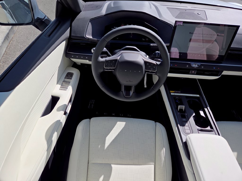 New 2026 Lexus ES 350h AWD w/ Convenience Package image 4