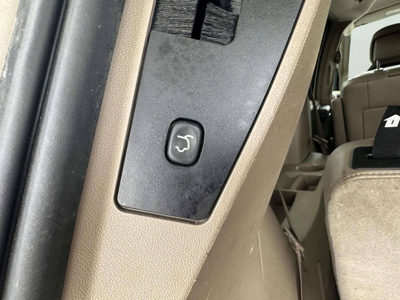Used 2014 Chrysler Town & Country Touring FWD image 26