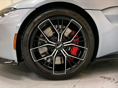 Used 2021 Aston Martin V8 Vantage Base image 17