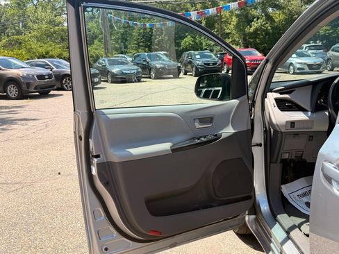 Used 2017 Toyota Sienna LE FWD image 12