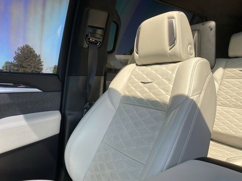 Used 2025 Cadillac Escalade ESV V image 26