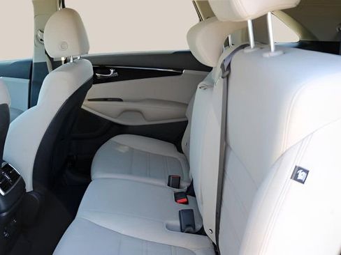 Used 2020 Kia Sorento LX image 15