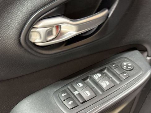 Used 2016 Jeep Cherokee Latitude w/ Cold Weather Group AWD/4WD image 20