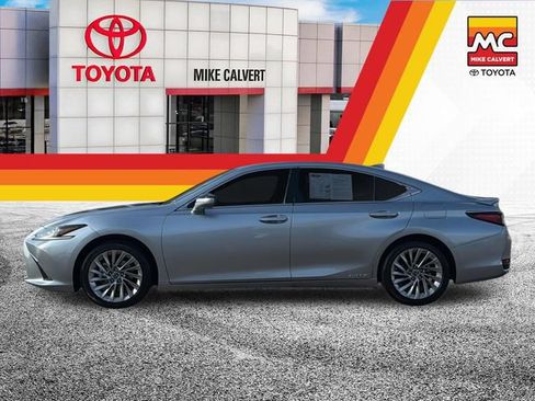 Used 2022 Lexus ES 300h Ultra Luxury w/ Accessory Package 2 FWD image 2