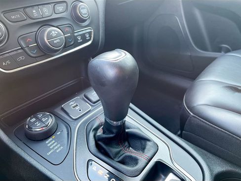 Used 2022 Jeep Cherokee Trailhawk image 16