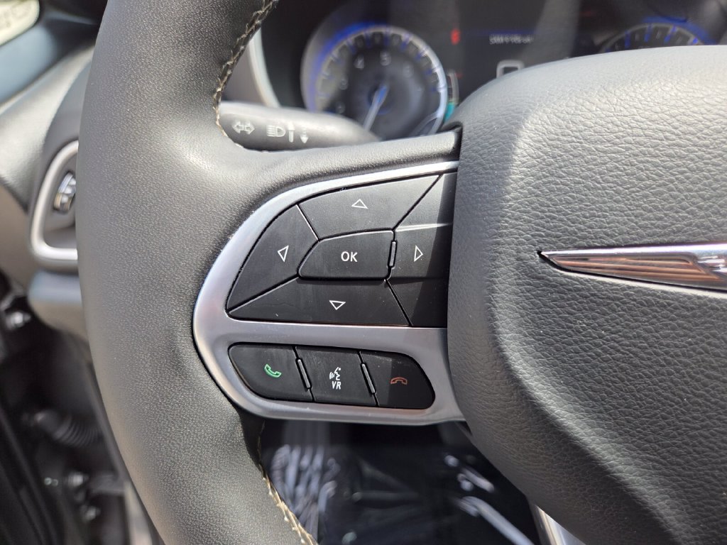 Used 2025 Chrysler Pacifica Select FWD image 35