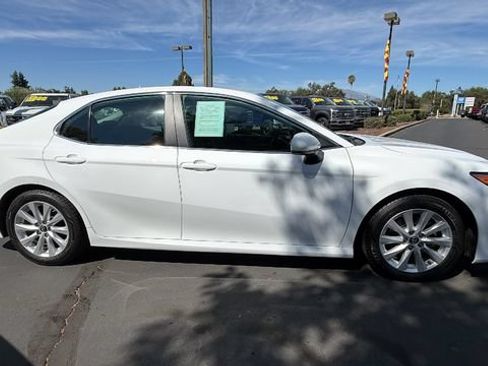 Used 2019 Toyota Camry LE FWD image 3