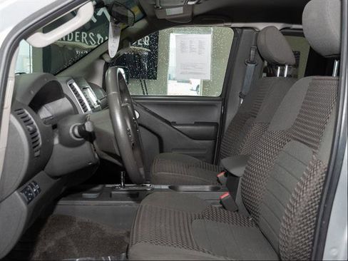 Used 2016 Nissan Frontier SV image 6