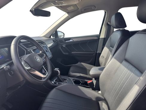 Used 2024 Volkswagen Tiguan SE image 10
