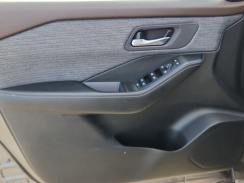 Used 2023 Nissan Rogue SV image 9