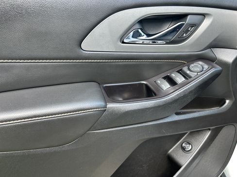 Used 2020 Chevrolet Traverse LT image 16