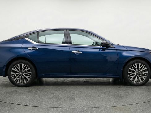 Used 2025 Nissan Altima 2.5 SV image 11