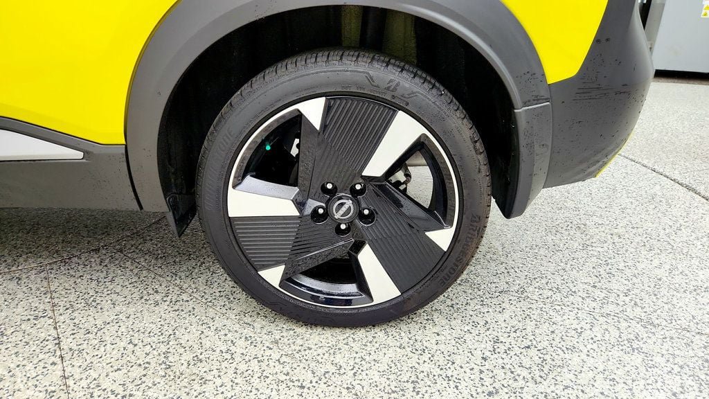 Used 2025 Nissan Kicks SR FWD image 9