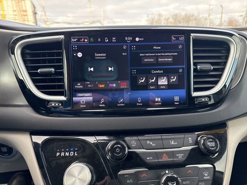 Used 2024 Chrysler Pacifica Touring-L image 33