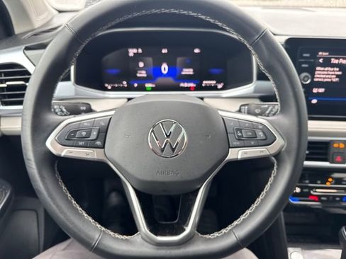 Certified 2025 Volkswagen Taos SE image 18