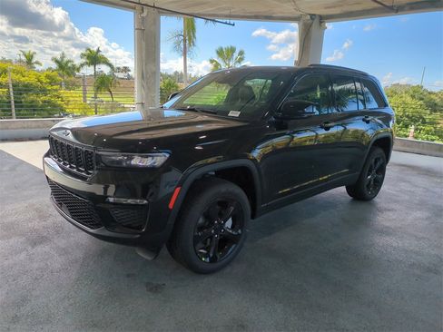 New 2025 Jeep Grand Cherokee Limited image 9