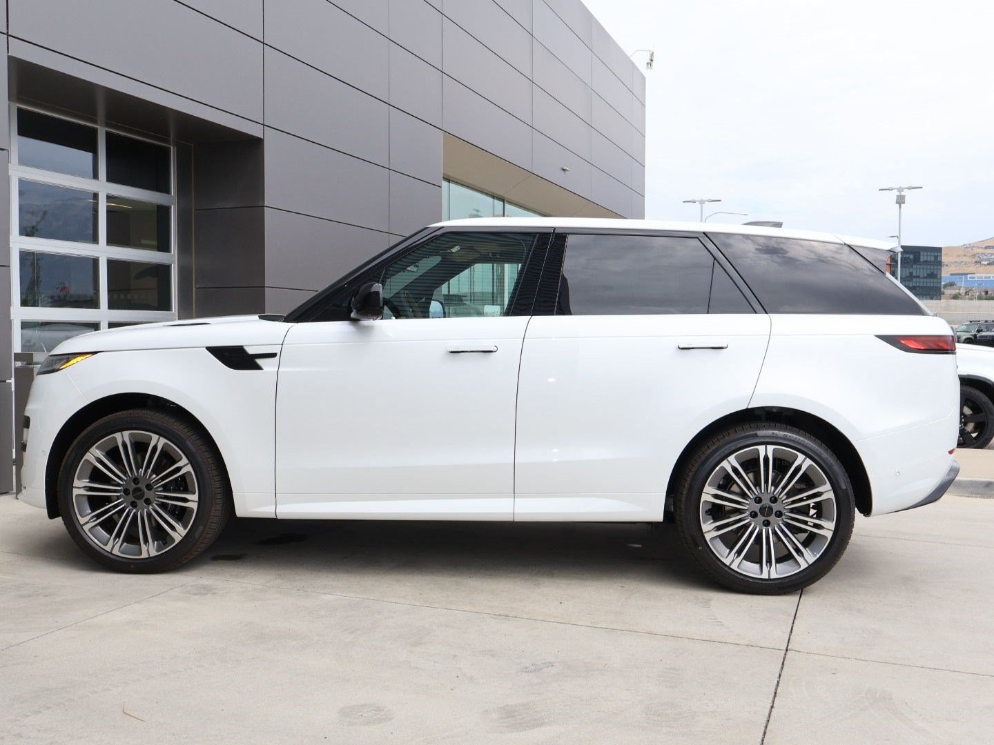 New 2026 Land Rover Range Rover Sport Dynamic SE AWD/4WD image 9