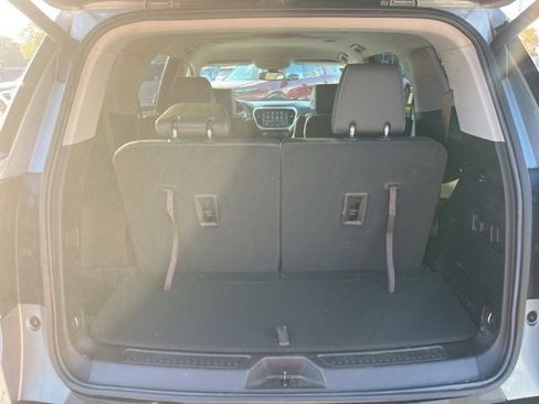 Used 2023 GMC Acadia SLT w/ Preferred Package image 6