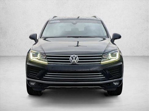 Used 2017 Volkswagen Touareg Sport image 2