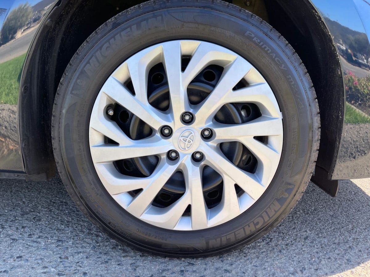 Used 2019 Toyota Corolla LE w/ Carpet Mat Package (TMS) FWD image 31