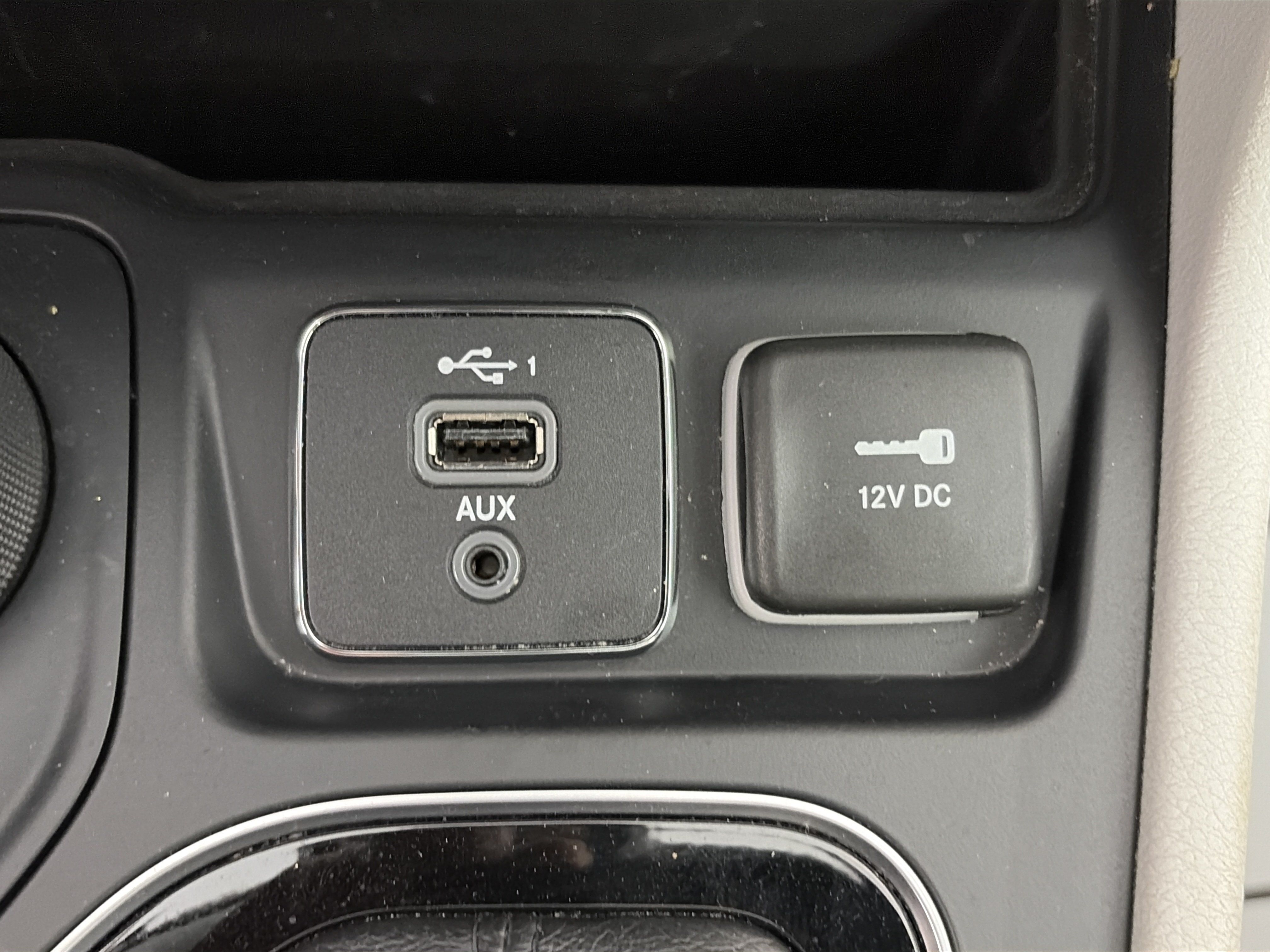 Used 2019 Jeep Cherokee Limited w/ Luxury Group AWD/4WD image 29