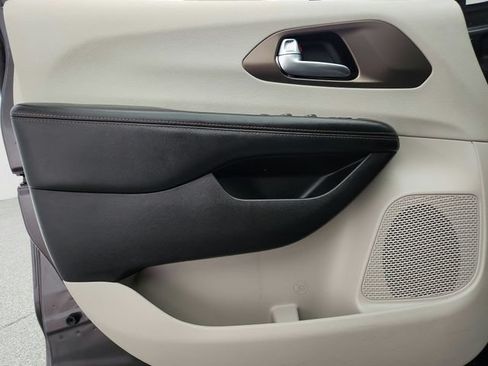 Used 2019 Chrysler Pacifica Touring-L FWD image 23