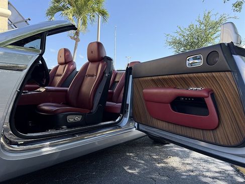 Used 2016 Rolls-Royce Dawn image 23