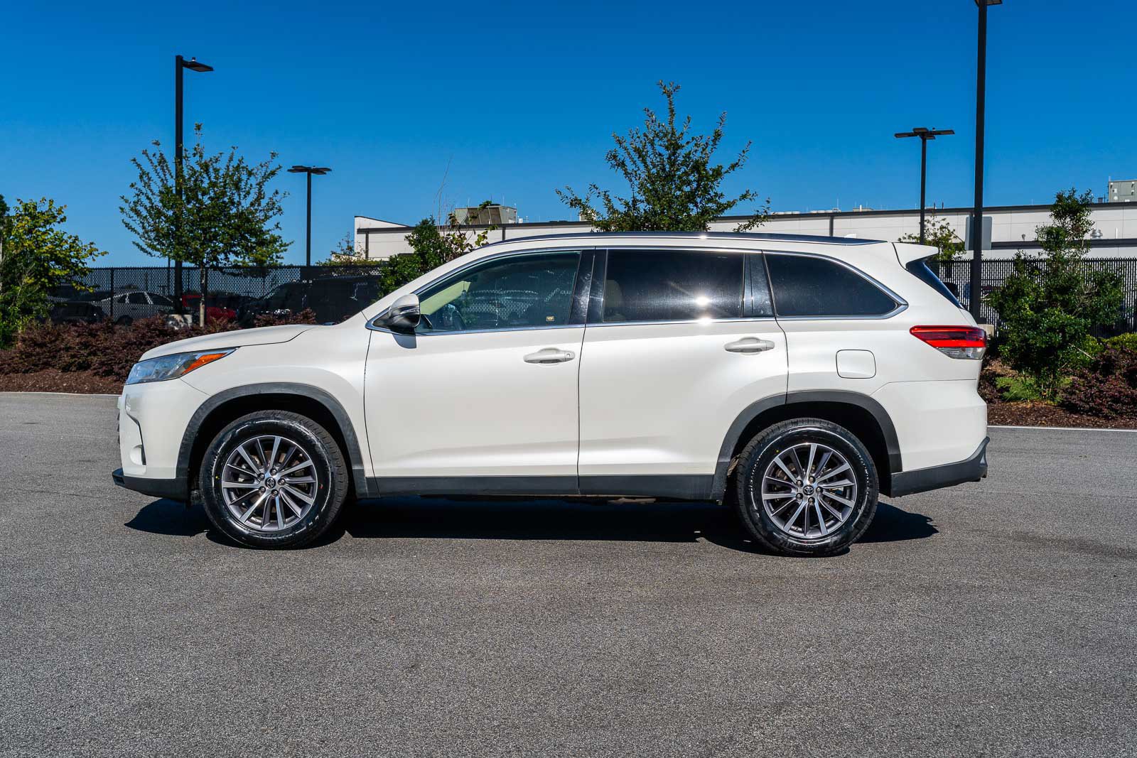 Used 2019 Toyota Highlander XLE FWD image 5