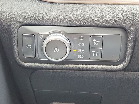 Used 2021 Ford Explorer Limited w/ Equipment Group 301A AWD/4WD image 29