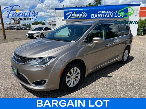 Used 2018 Chrysler Pacifica Touring-L w/ Premium Audio Group FWD image 1