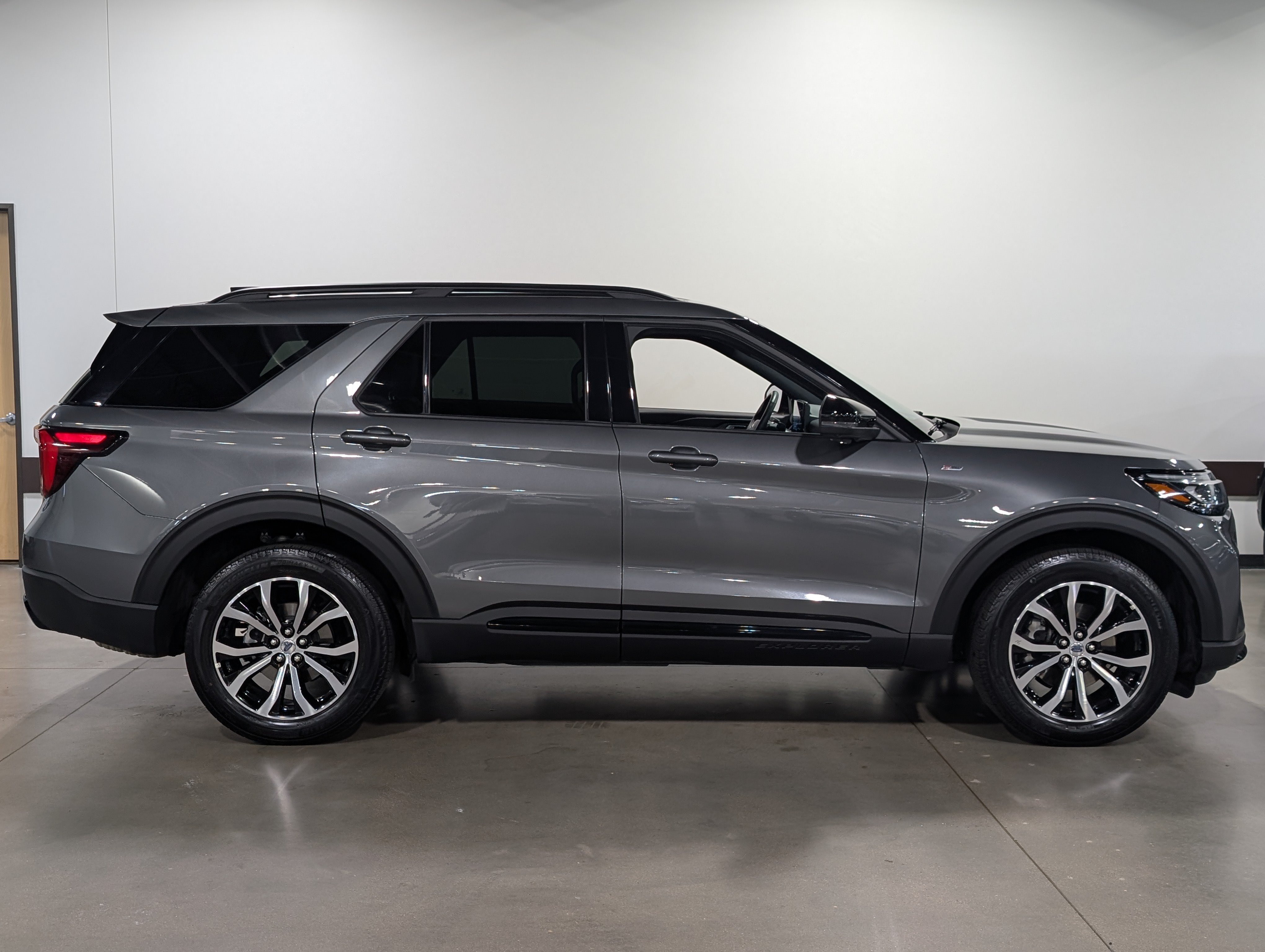 Used 2026 Ford Explorer ST-Line AWD/4WD image 2