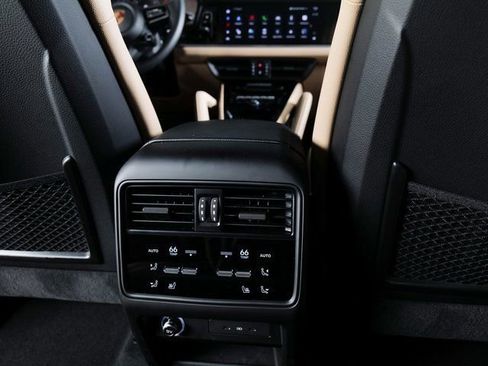 Used 2025 Porsche Cayenne image 21