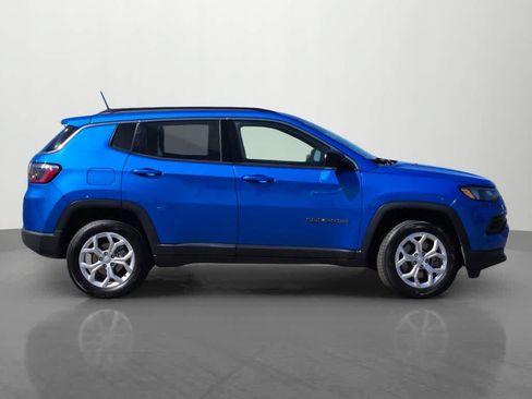 Used 2024 Jeep Compass Latitude AWD/4WD image 7