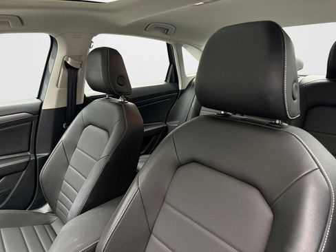 Used 2023 Volkswagen Jetta SE w/ Panoramic Sunroof Package FWD image 9