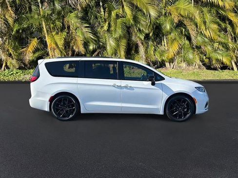 Used 2025 Chrysler Pacifica Limited FWD image 4