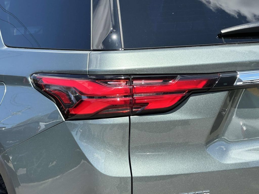 Used 2023 Chevrolet Traverse LT FWD image 7