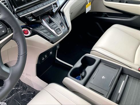 New 2026 Honda Odyssey Touring image 14