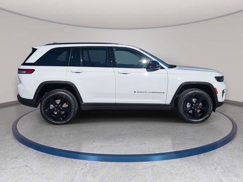 New 2025 Jeep Grand Cherokee 4WD image 4