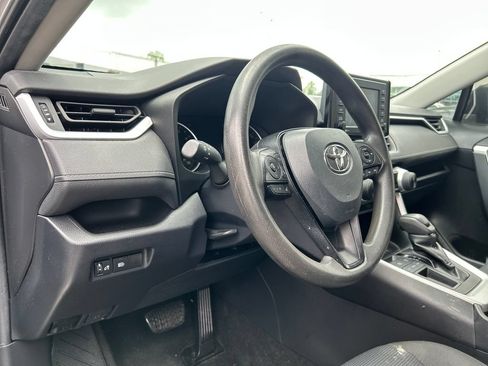 Used 2020 Toyota RAV4 LE FWD image 10