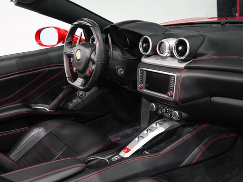 Used 2017 Ferrari California T RWD image 18
