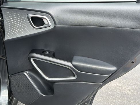 Used 2025 Kia Soul LX w/ LX Technology Package FWD image 32
