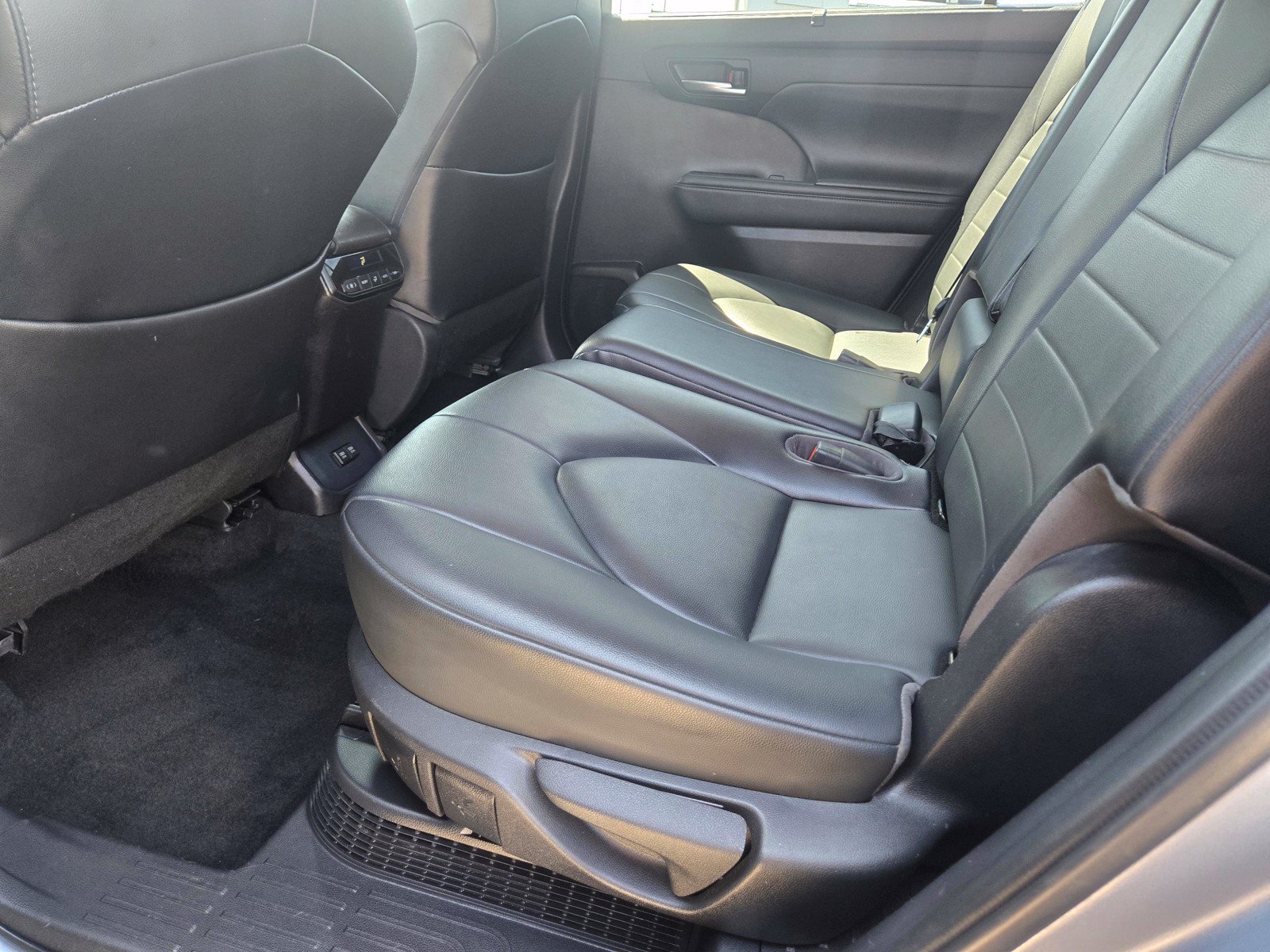 Used 2021 Toyota Highlander XLE AWD/4WD image 17